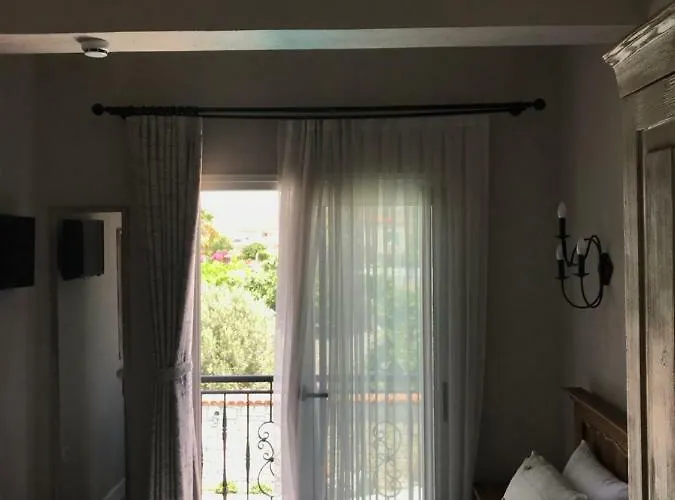 Oda ve Kahvaltı Bade Alacati 3*